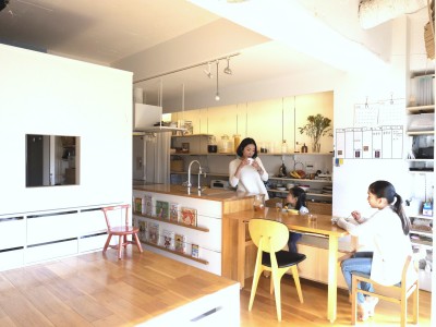 キッチン天板とテーブル天板 (NEZU FLAT 〜都心３７㎡縦使い空間リノベーション〜)