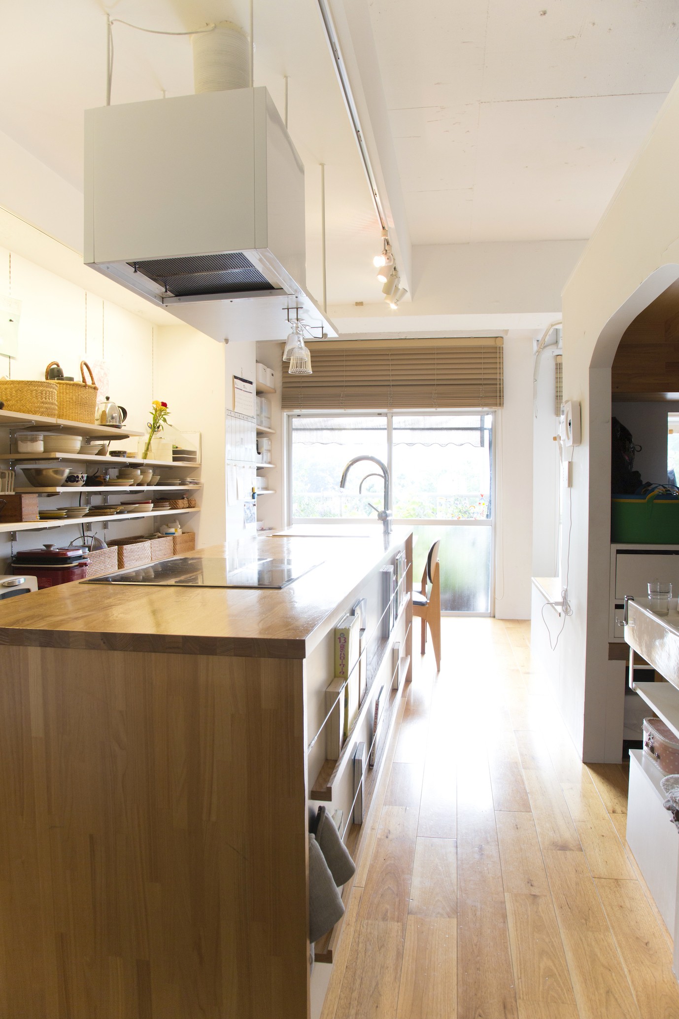 キッチン事例：玄関から真っ直ぐ抜ける視線（NEZU FLAT 〜都心３７㎡縦使い空間リノベーション〜）