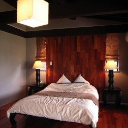 つくばの住まいー旅したインドネシア、バリその印象を実現 (バリイメージの寝室)