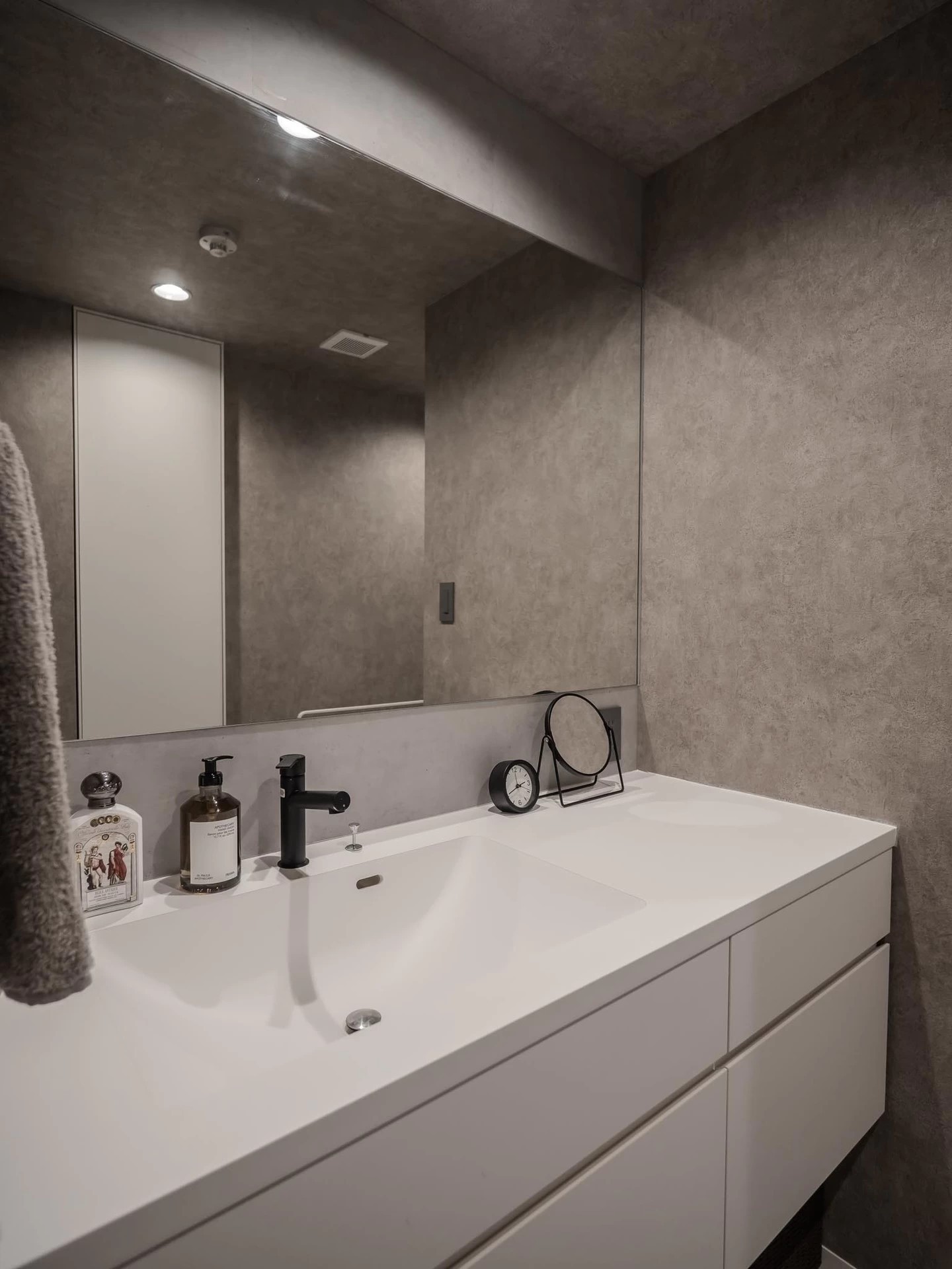 バス/トイレ事例：洗面脱衣室（小上がり和室のあるモダンな住まい。高層マンションリノベーション。）