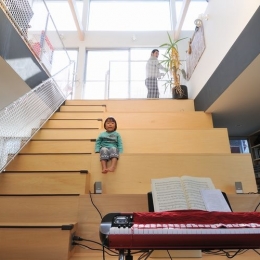 SU-HOUSE32  light-scape　建物中央の大階段で内部空間がつながる住宅 (大階段)