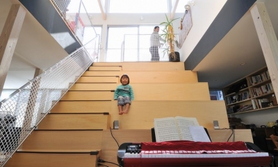 大階段｜SU-HOUSE32  light-scape　建物中央の大階段で内部空間がつながる住宅