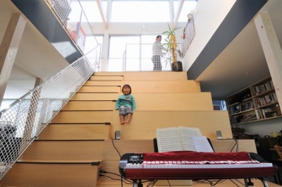 大階段 (SU-HOUSE32  light-scape　建物中央の大階段で内部空間がつながる住宅)