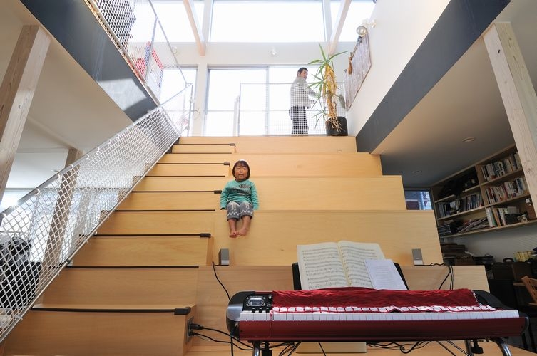 岡村泰之「SU-HOUSE32  light-scape　建物中央の大階段で内部空間がつながる住宅」