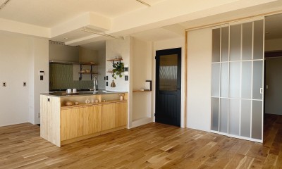 兵庫県Nさん邸：夫婦のライフスタイルに合わせ、開放感のあるお家へ。リモートワーク対応と充実した収納力。 (広々としたオープンなリビング)