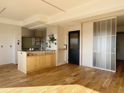 兵庫県Nさん邸：夫婦のライフスタイルに合わせ、開放感のあるお家へ。リモートワーク対応と充実した収納力。 (広々としたオープンなリビング)
