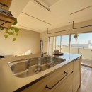 兵庫県Nさん邸：夫婦のライフスタイルに合わせ、開放感のあるお家へ。リモートワーク対応と充実した収納力。の写真 キッチン