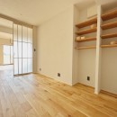 兵庫県Nさん邸：夫婦のライフスタイルに合わせ、開放感のあるお家へ。リモートワーク対応と充実した収納力。の写真 寝室