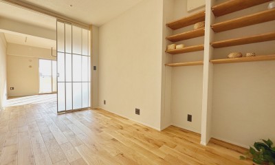 兵庫県Nさん邸：夫婦のライフスタイルに合わせ、開放感のあるお家へ。リモートワーク対応と充実した収納力。 (寝室)