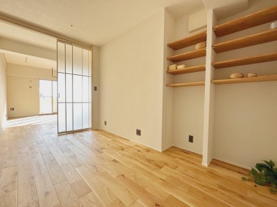 寝室 (兵庫県Nさん邸：夫婦のライフスタイルに合わせ、開放感のあるお家へ。リモートワーク対応と充実した収納力。)