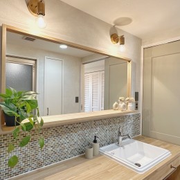 兵庫県Nさん邸：夫婦のライフスタイルに合わせ、開放感のあるお家へ。リモートワーク対応と充実した収納力。 (洗面台)
