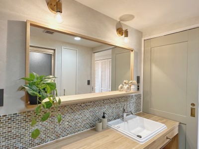 洗面台 (兵庫県Nさん邸：夫婦のライフスタイルに合わせ、開放感のあるお家へ。リモートワーク対応と充実した収納力。)