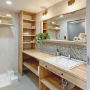 兵庫県Nさん邸：夫婦のライフスタイルに合わせ、開放感のあるお家へ。リモートワーク対応と充実した収納力。の写真 洗面台にも収納がたくさん
