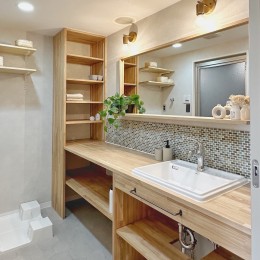 兵庫県Nさん邸：夫婦のライフスタイルに合わせ、開放感のあるお家へ。リモートワーク対応と充実した収納力。 (洗面台にも収納がたくさん)