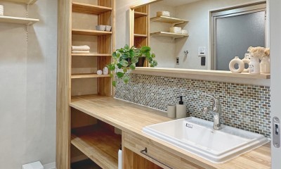 洗面台にも収納がたくさん｜兵庫県Nさん邸：夫婦のライフスタイルに合わせ、開放感のあるお家へ。リモートワーク対応と充実した収納力。