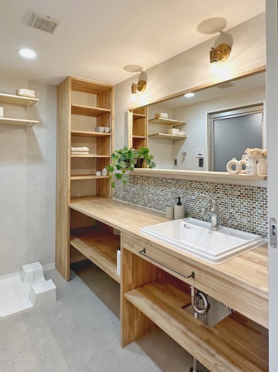 洗面台にも収納がたくさん (兵庫県Nさん邸：夫婦のライフスタイルに合わせ、開放感のあるお家へ。リモートワーク対応と充実した収納力。)