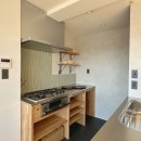 兵庫県Nさん邸：夫婦のライフスタイルに合わせ、開放感のあるお家へ。リモートワーク対応と充実した収納力。の写真 造作キッチン