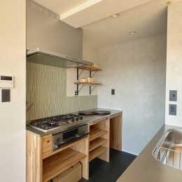 兵庫県Nさん邸：夫婦のライフスタイルに合わせ、開放感のあるお家へ。リモートワーク対応と充実した収納力。 (造作キッチン)