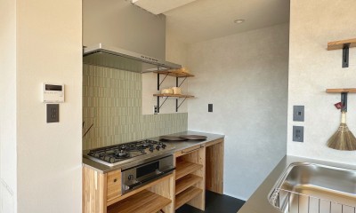 兵庫県Nさん邸：夫婦のライフスタイルに合わせ、開放感のあるお家へ。リモートワーク対応と充実した収納力。 (造作キッチン)