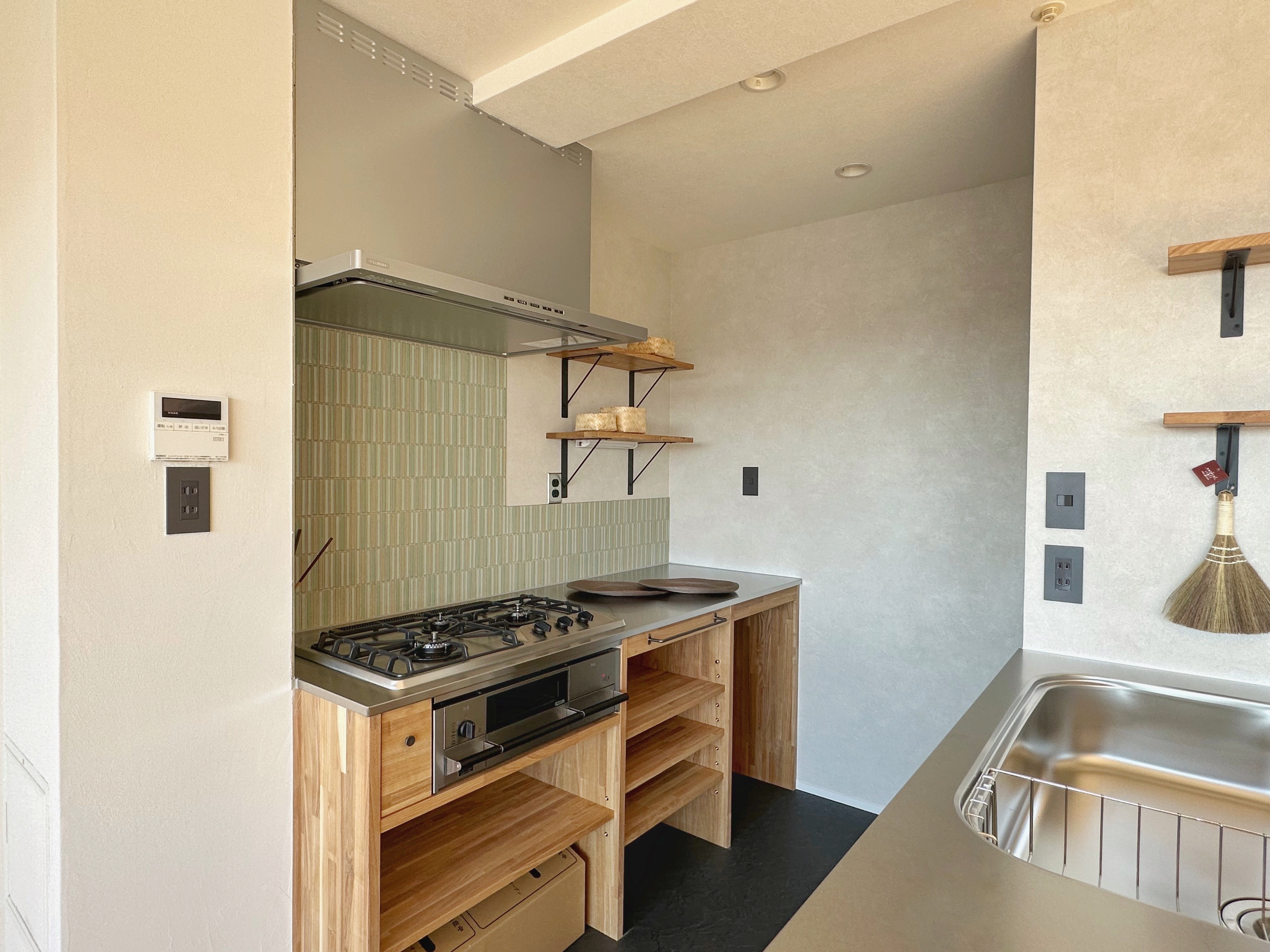 キッチン事例：造作キッチン（兵庫県Nさん邸：夫婦のライフスタイルに合わせ、開放感のあるお家へ。リモートワーク対応と充実した収納力。）