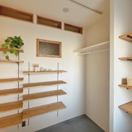 兵庫県Nさん邸：夫婦のライフスタイルに合わせ、開放感のあるお家へ。リモートワーク対応と充実した収納力。 (土間収納)