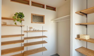 兵庫県Nさん邸：夫婦のライフスタイルに合わせ、開放感のあるお家へ。リモートワーク対応と充実した収納力。 (土間収納)
