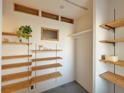 土間収納 (兵庫県Nさん邸：夫婦のライフスタイルに合わせ、開放感のあるお家へ。リモートワーク対応と充実した収納力。)
