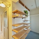 兵庫県Nさん邸：夫婦のライフスタイルに合わせ、開放感のあるお家へ。リモートワーク対応と充実した収納力。の写真 洋室→土間＋リモートワーク専用ルームに