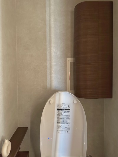トイレ (兵庫県Nさん邸：夫婦のライフスタイルに合わせ、開放感のあるお家へ。リモートワーク対応と充実した収納力。)