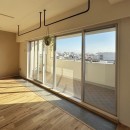 兵庫県Nさん邸：夫婦のライフスタイルに合わせ、開放感のあるお家へ。リモートワーク対応と充実した収納力。の写真 窓際には観葉植物を置くためのスペースを
