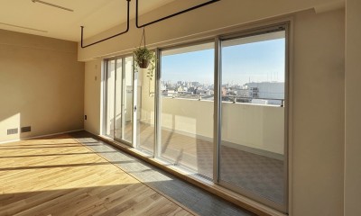 兵庫県Nさん邸：夫婦のライフスタイルに合わせ、開放感のあるお家へ。リモートワーク対応と充実した収納力。 (窓際には観葉植物を置くためのスペースを)