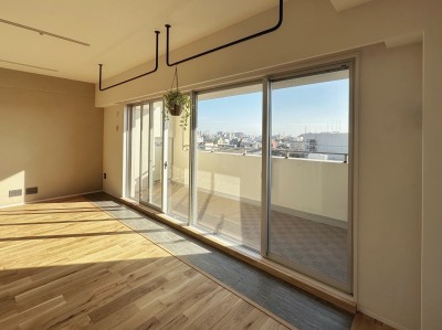 窓際には観葉植物を置くためのスペースを (兵庫県Nさん邸：夫婦のライフスタイルに合わせ、開放感のあるお家へ。リモートワーク対応と充実した収納力。)