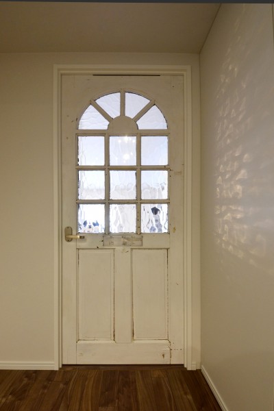 リビングに通じる、白色のアンティークドア (女性の視線で再生される、暮らしの贅沢、リノベーションで現実に)