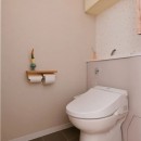 インテリアと家事動線 どちらも叶える、リビングにWICがある家の写真 トイレ