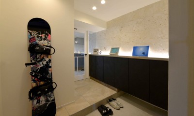 沖縄の情趣を感じられるマンションリノベーション (琉球石灰岩でお出迎え)