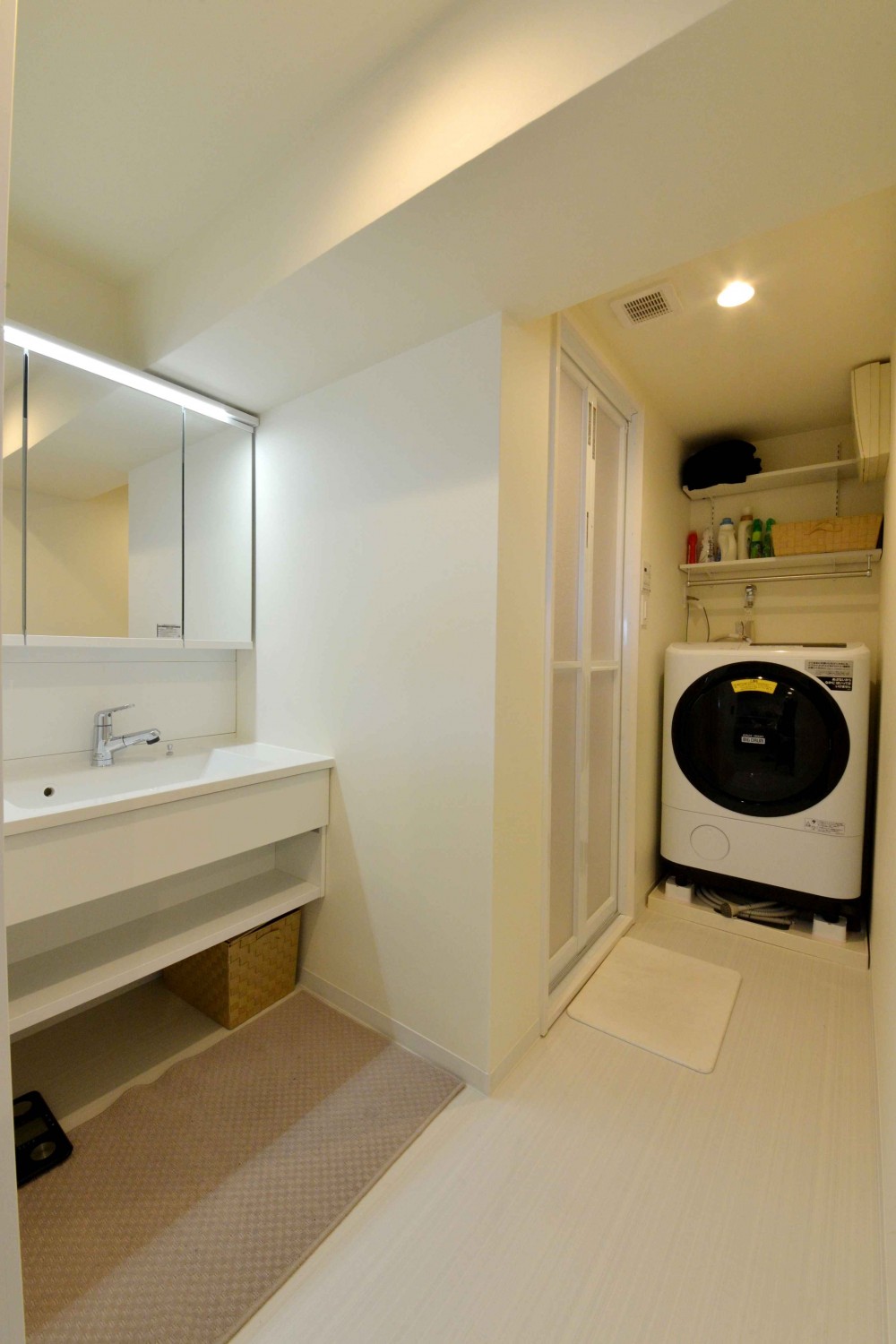 沖縄の情趣を感じられるマンションリノベーション (ゆとりのある洗面脱衣室)