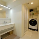 沖縄の情趣を感じられるマンションリノベーションの写真 ゆとりのある洗面脱衣室
