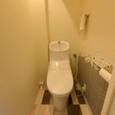 沖縄の情趣を感じられるマンションリノベーションの写真 遊び心あるトイレ