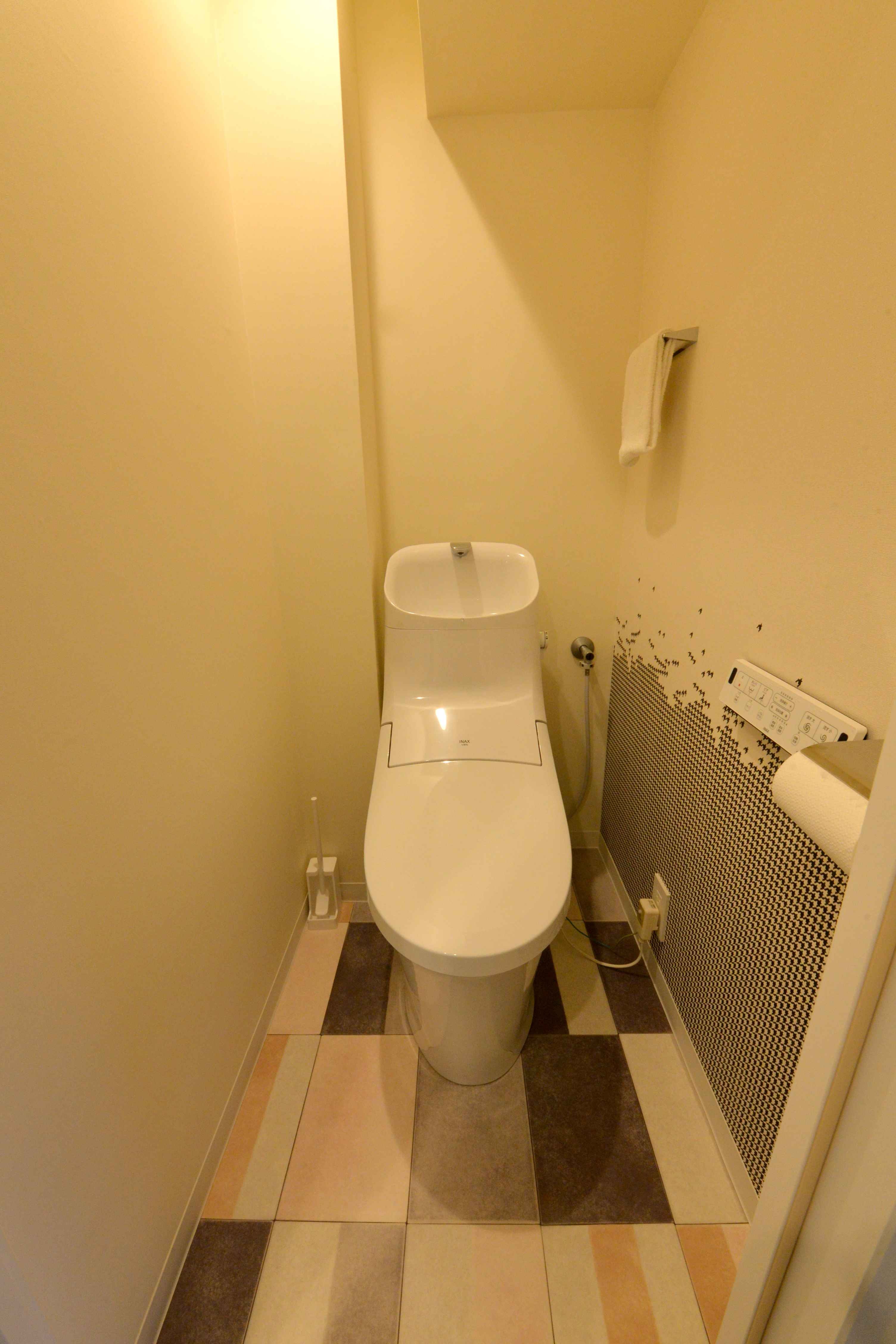 バス/トイレ事例：遊び心あるトイレ（沖縄の情趣を感じられるマンションリノベーション）