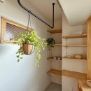 【和×モダン】シンプルの中に遊び心と収納力を兼ね備えたリノベーションの写真 温かみのある木製収納付き玄関土間