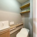 【和×モダン】シンプルの中に遊び心と収納力を兼ね備えたリノベーションの写真 トイレ