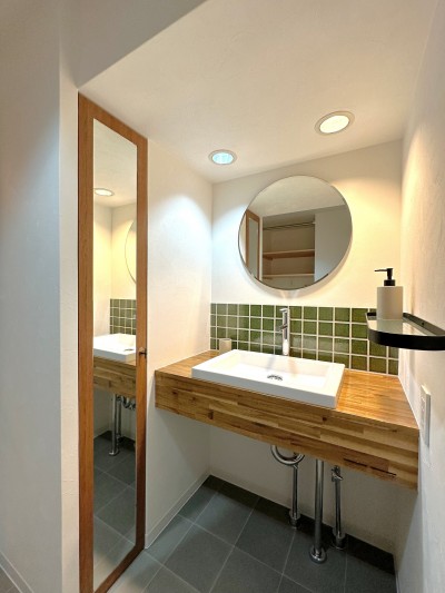 円形鏡がおしゃれなモダン洗面スペース (費用を抑え、子どもの安心をデザインする　畳のある暮らし)