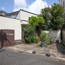 緑とアートを愉しむ都心の平屋／東京都世田谷区の写真 道路に対して斜めに配置された建物