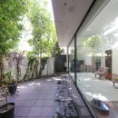 緑とアートを愉しむ都心の平屋／東京都世田谷区の写真 リビングに面した三角形の庭