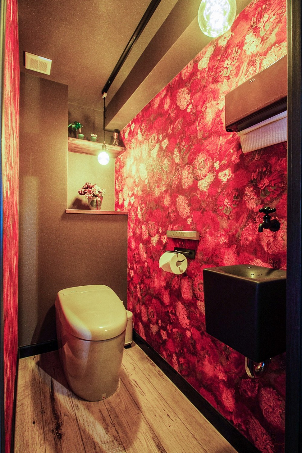 Utopia - the house of dreams - (手洗い器をダークトーンに抑えて大胆な壁紙を採用。花束に包まれたようなトイレ空間に。)