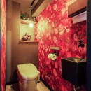 Utopia - the house of dreams -の写真 手洗い器をダークトーンに抑えて大胆な壁紙を採用。花束に包まれたようなトイレ空間に。