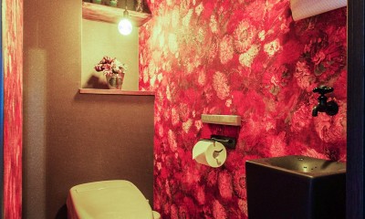 手洗い器をダークトーンに抑えて大胆な壁紙を採用。花束に包まれたようなトイレ空間に。｜Utopia - the house of dreams -