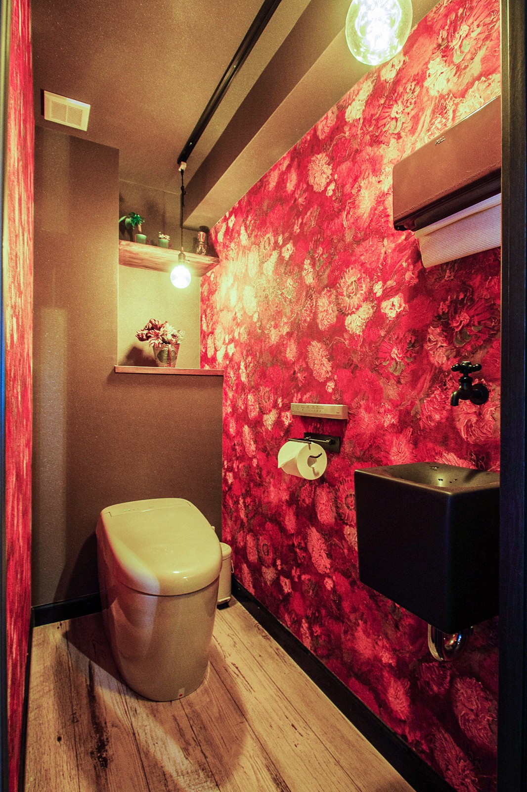 バス/トイレ事例：手洗い器をダークトーンに抑えて大胆な壁紙を採用。花束に包まれたようなトイレ空間に。（Utopia - the house of dreams -）