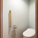 落ち着きとくつろぎの自然素材の家の写真 トイレ