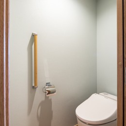 落ち着きとくつろぎの自然素材の家 (トイレ)
